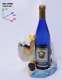 Подставка для бутылки, пеликан обнимает бутылку.