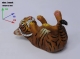 Подставка для бутылки, львенок лежит на спине и пьет из бутылки.